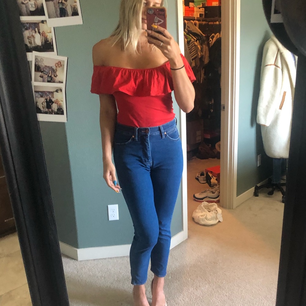 Sleeveless body suit